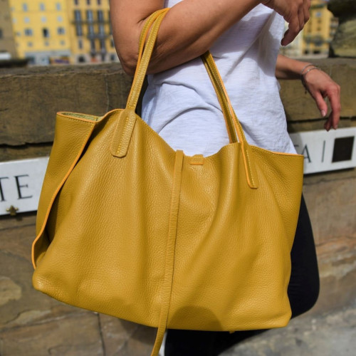 Leather bag Full-grain cowhide.