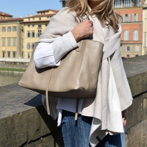Leather bag Full-grain cowhide.