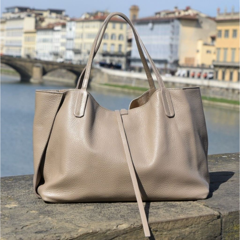 Leather bag Full-grain cowhide.