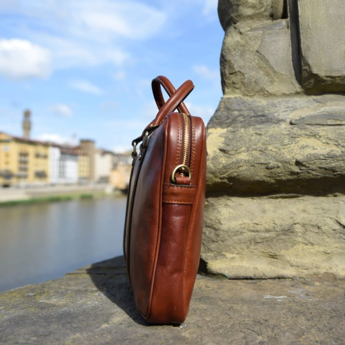 Borsa in pelle di vitello tamponata a mano