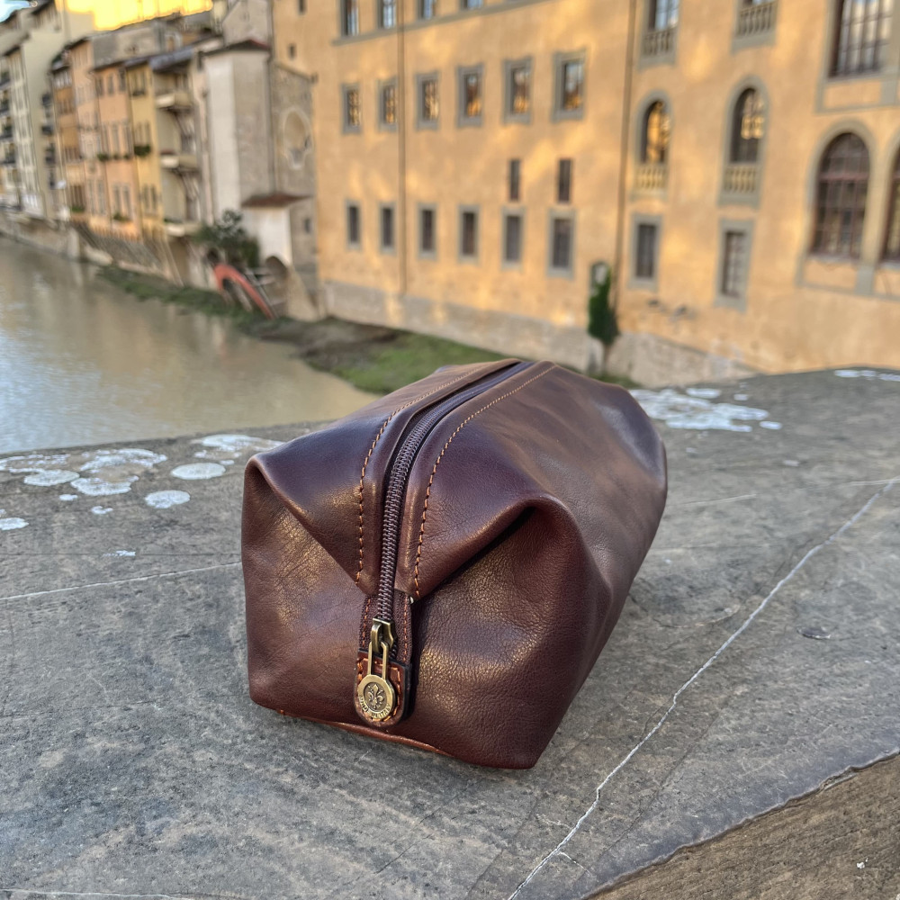 Beauty case in pelle di vitello tamponata a mano