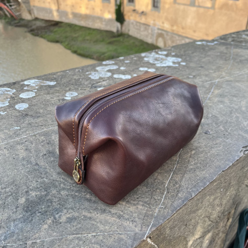 Beauty case in pelle di vitello tamponata a mano