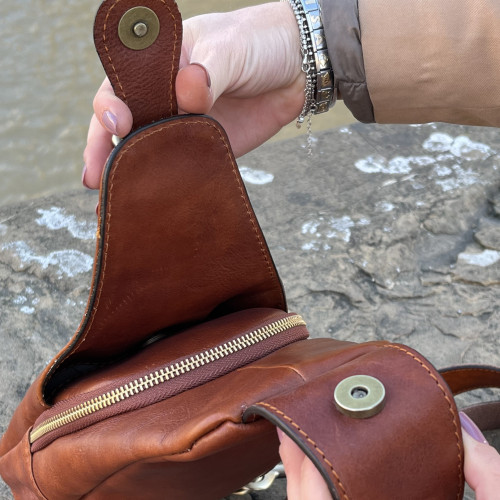 Borsa in pelle di vitello tamponata a mano