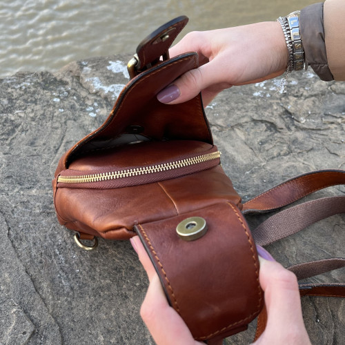 Borsa in pelle di vitello tamponata a mano