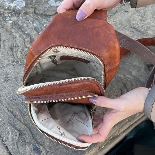 Borsa in pelle di vitello tamponata a mano