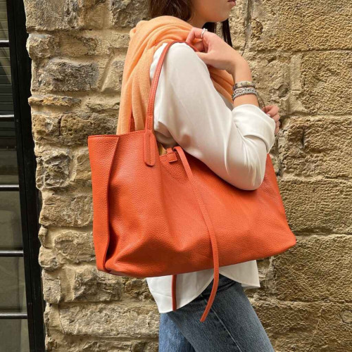 Leather bag Full-grain cowhide.