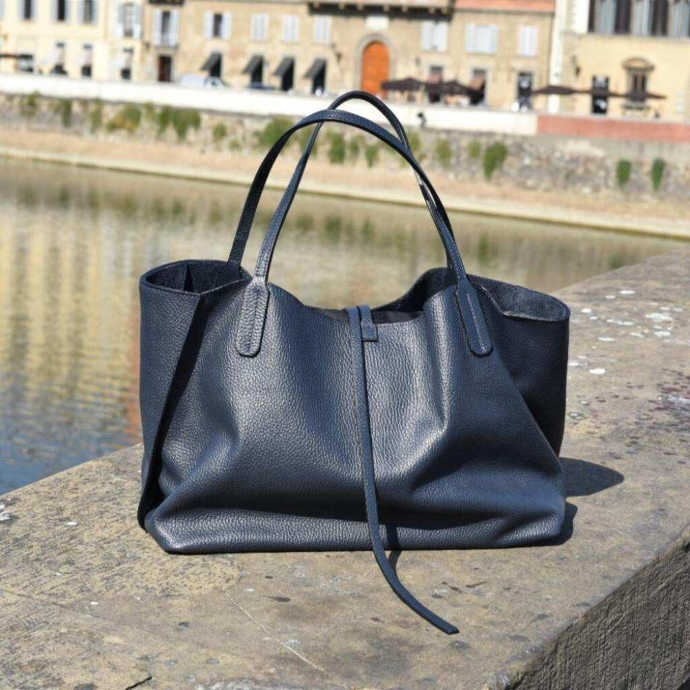 Leather bag Full-grain cowhide.