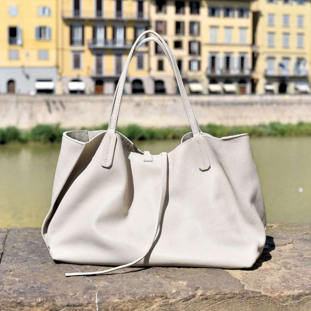 Leather bag Full-grain cowhide.