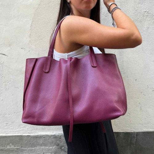 Leather bag Full-grain cowhide.