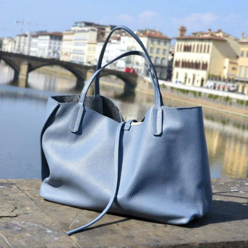 Leather bag Full-grain cowhide.