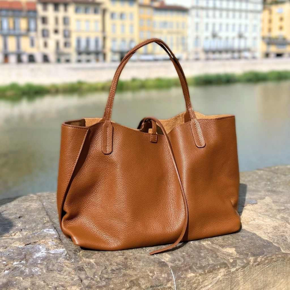 Leather bag Full-grain cowhide.